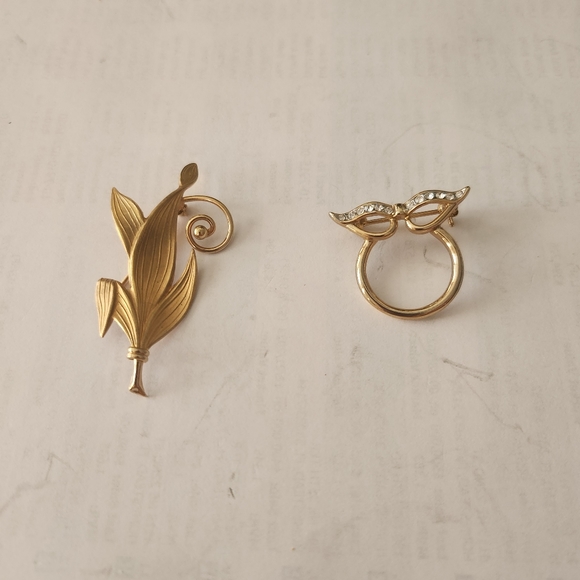 Jewelry - 2 gorgeous Brooches